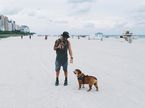 Льюис Хэмилтон и его собака Роско на пляже в Майами