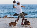 Льюис Хэмилтон продолжает свой отдых на пляжах Мексики
