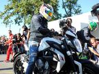 На некоторые гонки Льюис Хэмилтон любит приезжать на мотоцикле, в частности, на Гран При Италии
