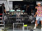 Льюис Хэмилтон в боксах Mercedes на трассе в Сепанге