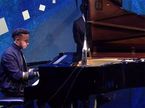 Льюис Хэмилтон иногда садится за рояль - даже во время прямого эфира на ТВ