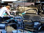 Механики Mercedes работают с машиной Льюиса Хэмилтона