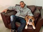 Льюис Хэмилтон и его собака Роско, фото из Twitter семикратного чемпиона мира