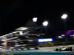 Льюис Хэмилтон за рулём Mercedes W13 на трассе в Абу-Даби