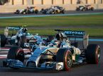 Льюис Хэмилтон за рулём Mercedes W05 на трассе в Абу-Даби, 2014 год, фото XPB