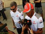 Льюис Хэмилтон в паддоке Гран При Бахрейна