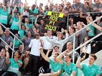 Команда Mercedes празднует победу в Гран При Великобритании 2013