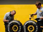 Инженеры Pirelli работают с шинами