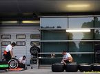 Механики Force India работают с шинами Pirelli