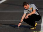 Сотрудник Pirelli измеряет температуру асфальта в Абу-Даби