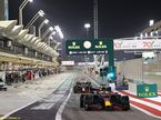 Машины Red Bull Racing на пит-лейн автодрома в Сахире