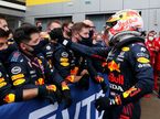 Макс Ферстаппен принимает поздравления от своей команды, фото пресс-службы Red Bull Racing