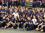 В Red Bull Racing празднуют победу в чемпионате