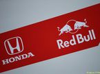 Логотипы Honda и Red Bull
