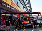 Машина Макса Ферстаппена в боксах Red Bull Racing на трассе в Сингапуре