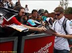 Нико Хюлкенберг раздает автографы накануне Гран При Австралии