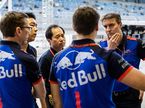 Джеймс Ки (справа) обсуждает рабочие моменты с инженерами Toro Rosso и мотористами Honda