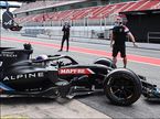 Даниил Квят за рулём Alpine F1 на тестах  Pirelli