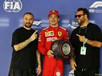 Шарль Леклер получает приз Pirelli за поул-позицию в Сингапуре