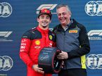 Приз за победу в квалификации Шарлю Леклеру вручил Марио Изола, руководитель Pirelli Motorsport