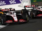 Гонщики Haas F1 сражаются за позицию