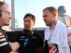 Кевин Магнуссен (справа) и Айо Комацу и Марком Слейдом, гоночными инжерерами Haas, фото XPB