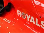 Логотип Royals на машине Marussia F1 Жюля Бьянки