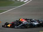 Макс Ферстаппен атакует Льюиса Хэмилтона на трассе Гран При Бахрейна