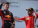 Макс Ферстаппен, победитель Гран При Австрии, принимает поздравления от Себастьяна Феттеля
