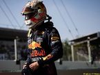 Макс Ферстаппен возвращается в боксы Red Bull Racing после инцидента в первой шикане