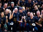 Макс Ферстаппен празднует победу вместе с командой, фото Red Bull Racing