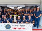 Коллективное фото AlphaTauri, посвящённое юбилею Honda, фото пресс-службы команды