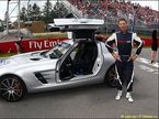 Бернд Майландер готовится сесть за руль автомобиля безопасности FIA