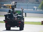 Машина Фернандо Алонсо возвращается в боксы McLaren на эвакуаторе после очередной проблемы с двигателем Honda