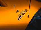 Памаятная надпись, посвящённая Киму Коулу, на машине McLaren
