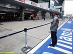 Льюис Хэмилтон изучает временную разметку перед боксами Red Bull Racing на Гран При Китая