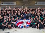 Команда Mercedes AMG празднует победу Льюиса Хэмилтона в чемпионате мира после Гран При США