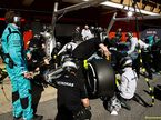 Механики Mercedes отрабатывают пит-стопы на тестах в Барселоне