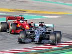 Машины Mercedes и Ferrari в третий день тестов на трассе в Барселоне