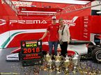 Мик Шумахер и его мать Коринна отмечают победу в чемпионате