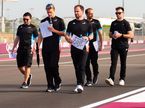 Мик Шумахер (второй слева) во время прогулки по трассе в Катаре с инженерами Alpine Endurance Team, фото пресс-службы команды