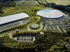 Вид на McLaren Technology Center