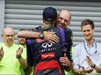 Эдриан Ньюи поздравляет Себастьяна Феттеля с победой в Гран При Бельгии