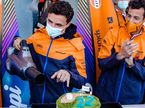 Ландо Норрис задувает свечки на торте, фото из Twitter команды McLaren