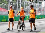 Ландо Норрис во время прогулки по сингапурской трассе вместе с инженерами McLaren