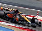 Оскар Пиастри за рулём McLaren MCL60 на трассе в Бахрейне