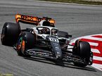 Оскар Пиастри за рулём McLaren MCL60 на трассе в Барселоне