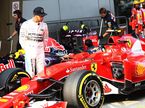 Льюис Хэмилтон осматривает машину Ferrari после квалификации в Китае