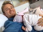 Нико Росберг с новорождённой дочкаой Найлой 