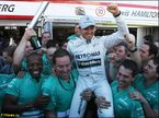 Команда Mercedes поздравляет Нико Росберга с победой в Монако